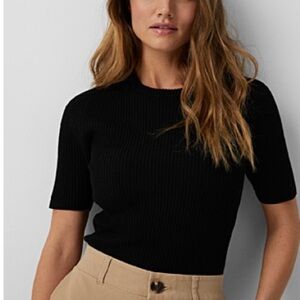 Contemporaine by Simons close-fitting ribbed black short-sleeved sweater